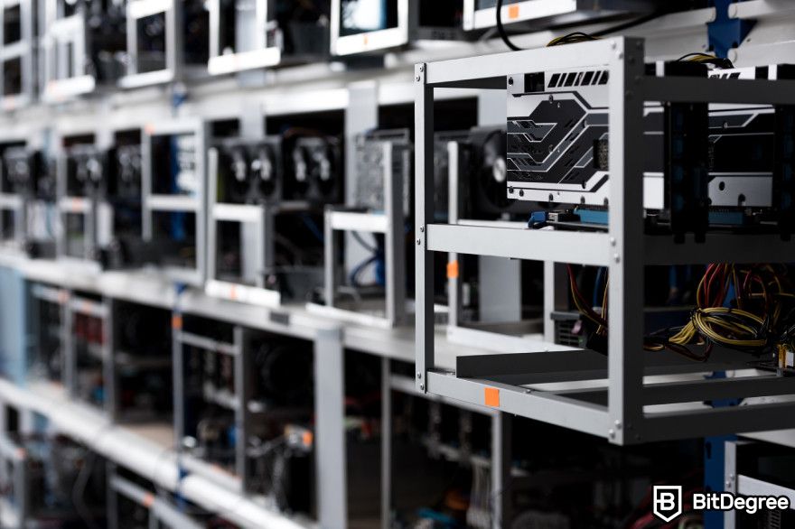 Bitcoin staking: bir dizi madencilik cihazı düzenli bir şekilde dizilmiş.