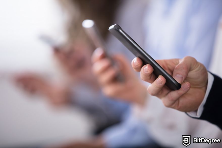 Bitcoin Stok Akış Modeli: Telefon tutan insanlar.
