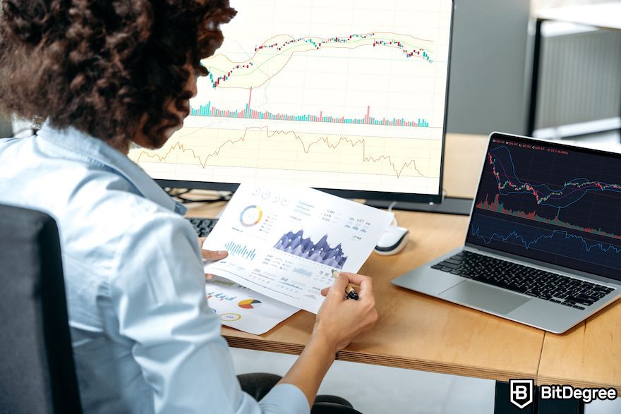 Bitcoin Stok Akış Modeli: Grafikleri analiz eden bir kadın.