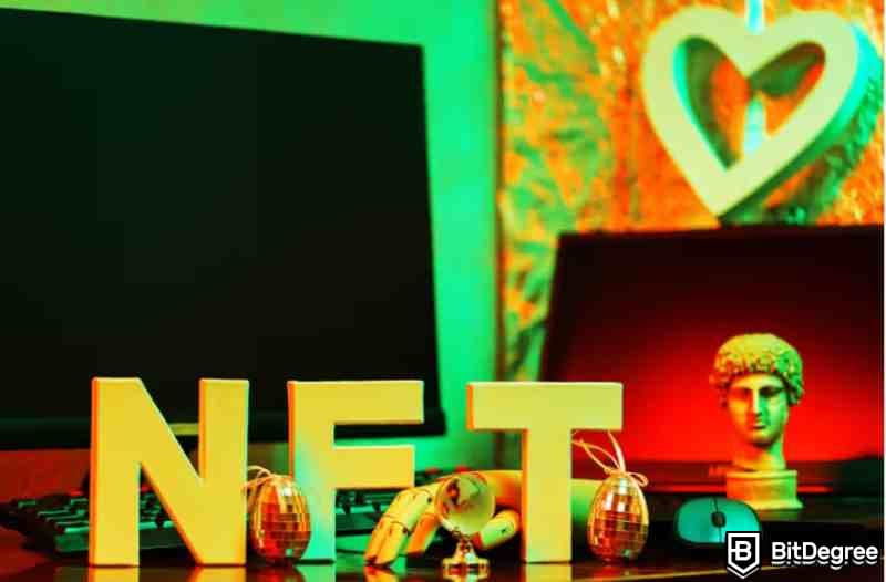 Cómo acuñar NFT gratis: Letras de NFT encima de escritorio.