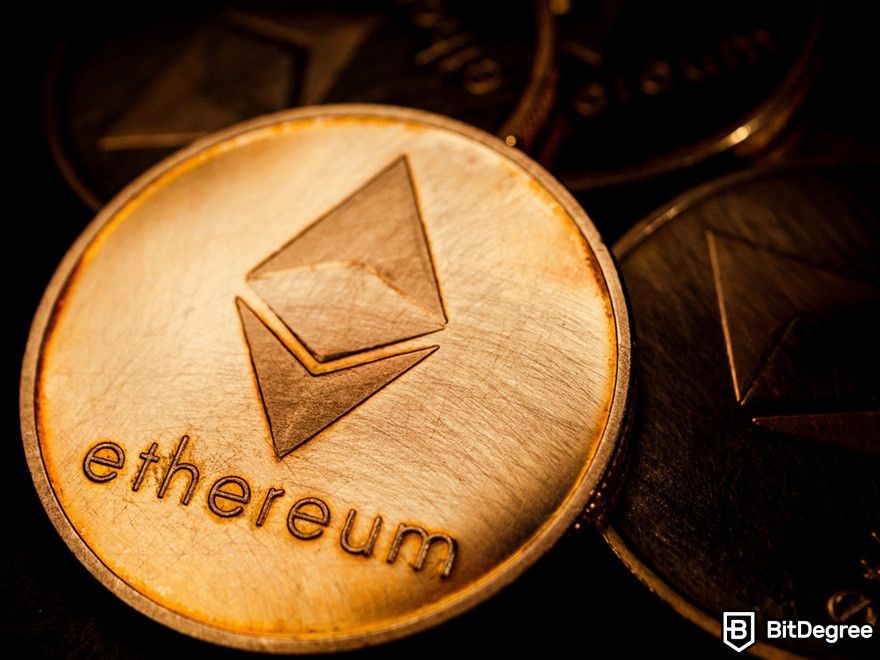 Kripto token: Altın Ethereum coin'in yakından görünümü.