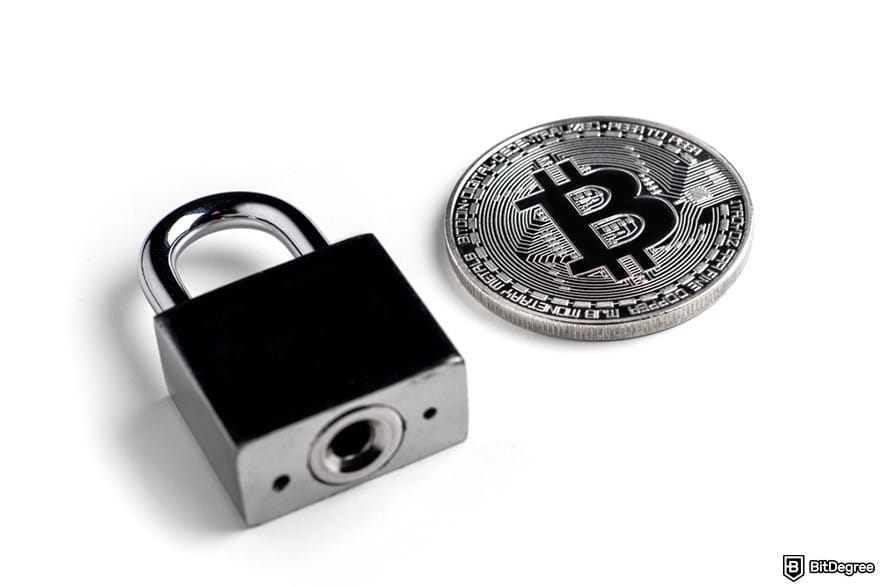 MetaMask güvenli mi: gümüş bir BTC sikke ve gümüş bir asma kilit.