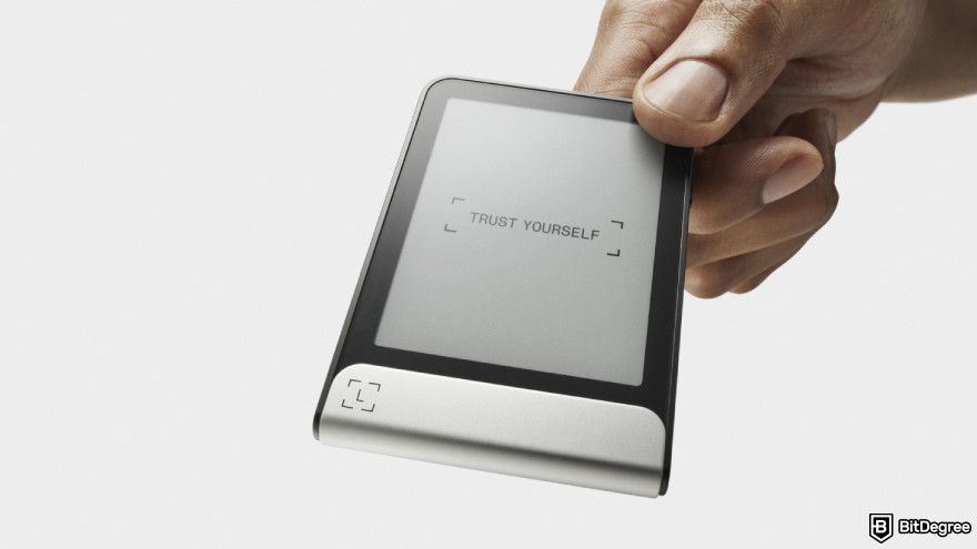 Análise do Ledger Flex: uma mão segurando o Ledger Flex.