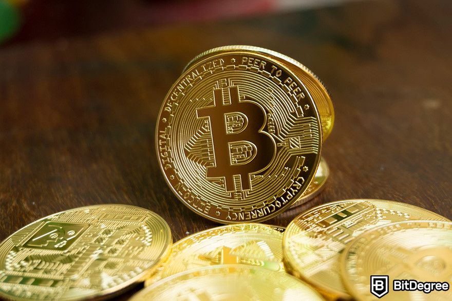 Kripto para neden değerli: Ahşap bir yüzeyde BTC paraları.