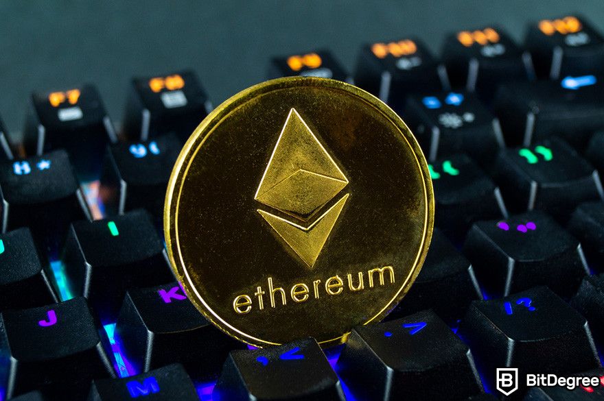 Kripto para neden değerli: Bir ETH parası bilgisayar klavyesinde.